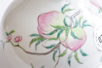 A Chinese tianqiuping bottle vase with 9-peaches design, 19/20th C.1
