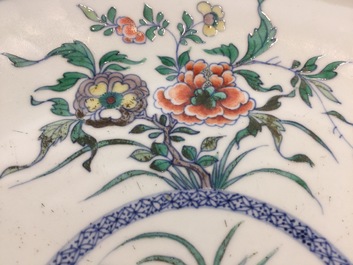 Een grote Chinese doucai schotel met floraal decor, Kangxi