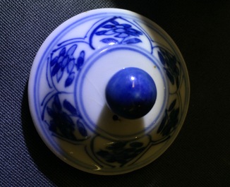 Une paire de th&eacute;i&egrave;res en porcelaine de Chine bleu et blanc, Kangxi
