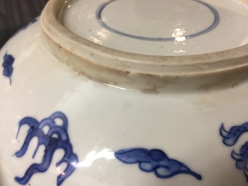 Een Chinese blauw-witte wierookbrander met vechtende draken, Kangxi