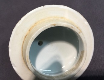 Een fijne Chinese theepot met deksel met grisaille en verguld landschapsdecor, Yongzheng/Qianlong