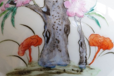 A Chinese tianqiuping bottle vase with 9-peaches design, 19/20th C.1