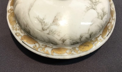 Een fijne Chinese theepot met deksel met grisaille en verguld landschapsdecor, Yongzheng/Qianlong