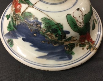 Een Chinese wucai dekselvaas, Transitie periode, 1620-1683