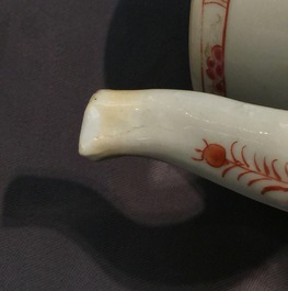 Een grote Chinese famille rose theepot, Yongzheng/Qianlong