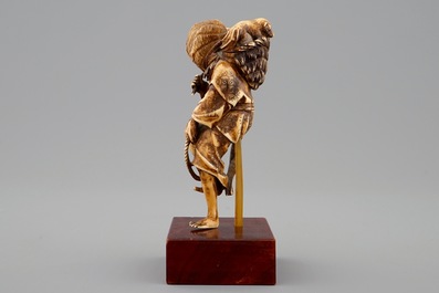Un okimono en ivoire d'une dame aux chiens, Japon, Meiji, 19&egrave;me