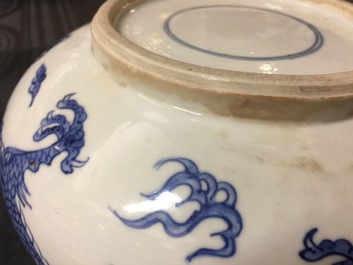 Een Chinese blauw-witte wierookbrander met vechtende draken, Kangxi