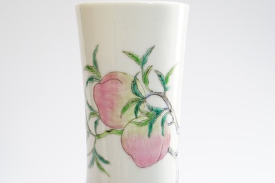A Chinese tianqiuping bottle vase with 9-peaches design, 19/20th C.1