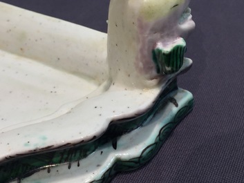 Un socle en biscuit aux &eacute;maux famille verte au ph&eacute;nix, Kangxi