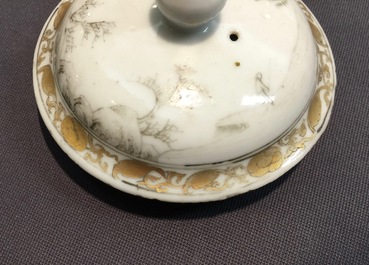 Een fijne Chinese theepot met deksel met grisaille en verguld landschapsdecor, Yongzheng/Qianlong