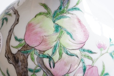 A Chinese tianqiuping bottle vase with 9-peaches design, 19/20th C.1