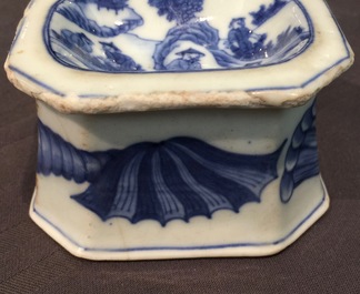 Een Chinees blauw-wit zoutvat naar Europees model, 1e helft 18e eeuw