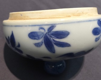 A large Chinese blue and white teapot and cover with peacocks, Kangxi
