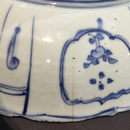 Un plat en porcelaine de Chine &agrave; d&eacute;cor d'un Qilin, Ming, Wanli, 1573-1619