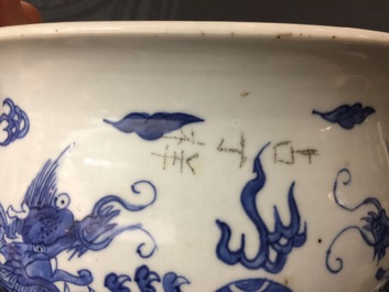 Een Chinese blauw-witte wierookbrander met vechtende draken, Kangxi