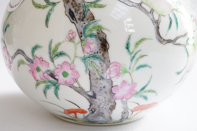 A Chinese tianqiuping bottle vase with 9-peaches design, 19/20th C.1