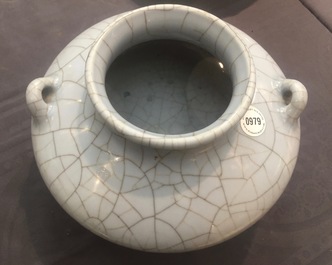 Een Chinese craquel&eacute; glazuur wierookbrander op drie pootjes, Qianlong merk en mog. periode