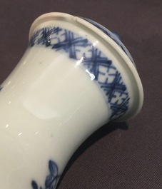 Een set van vier bodemloze Chinese blauw-witte stolpjes met floraal decor, Qianlong, 18e eeuw