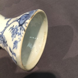 Een set van vier bodemloze Chinese blauw-witte stolpjes met floraal decor, Qianlong, 18e eeuw