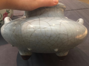 Een Chinese craquel&eacute; glazuur wierookbrander op drie pootjes, Qianlong merk en mog. periode