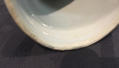 Een set van vier bodemloze Chinese blauw-witte stolpjes met floraal decor, Qianlong, 18e eeuw