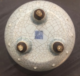 Een Chinese craquel&eacute; glazuur wierookbrander op drie pootjes, Qianlong merk en mog. periode