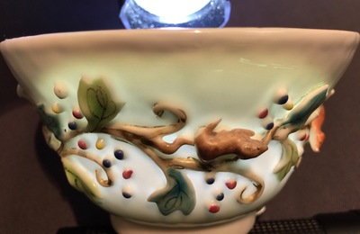 Une tasse et soucoupe en porcelaine de Chine famille rose &agrave; d&eacute;cor en relief d'&eacute;cureuils, Yongzheng, 1723-1735