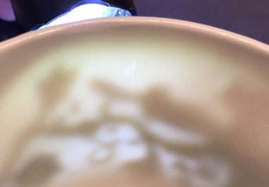 Une tasse et soucoupe en porcelaine de Chine famille rose &agrave; d&eacute;cor en relief d'&eacute;cureuils, Yongzheng, 1723-1735