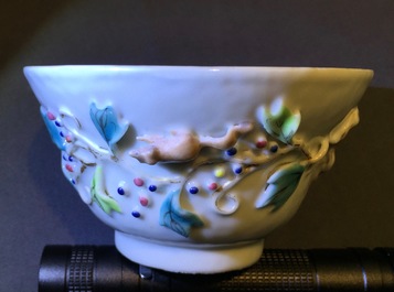 Une tasse et soucoupe en porcelaine de Chine famille rose &agrave; d&eacute;cor en relief d'&eacute;cureuils, Yongzheng, 1723-1735