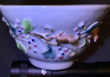 Une tasse et soucoupe en porcelaine de Chine famille rose &agrave; d&eacute;cor en relief d'&eacute;cureuils, Yongzheng, 1723-1735