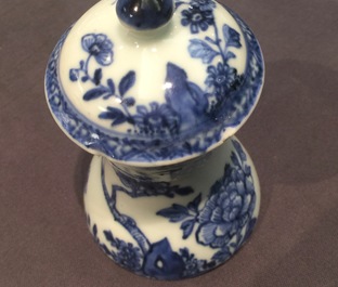 Een set van vier bodemloze Chinese blauw-witte stolpjes met floraal decor, Qianlong, 18e eeuw