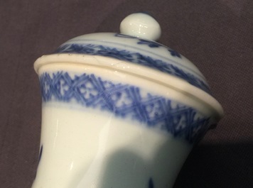 Een set van vier bodemloze Chinese blauw-witte stolpjes met floraal decor, Qianlong, 18e eeuw