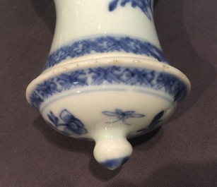 Een set van vier bodemloze Chinese blauw-witte stolpjes met floraal decor, Qianlong, 18e eeuw
