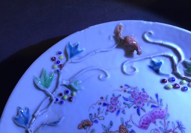 Une tasse et soucoupe en porcelaine de Chine famille rose &agrave; d&eacute;cor en relief d'&eacute;cureuils, Yongzheng, 1723-1735