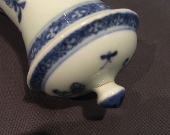 Een set van vier bodemloze Chinese blauw-witte stolpjes met floraal decor, Qianlong, 18e eeuw