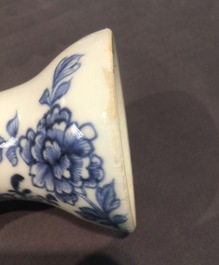 Een set van vier bodemloze Chinese blauw-witte stolpjes met floraal decor, Qianlong, 18e eeuw