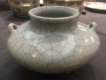 Een Chinese craquel&eacute; glazuur wierookbrander op drie pootjes, Qianlong merk en mog. periode
