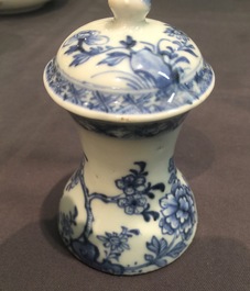 Een set van vier bodemloze Chinese blauw-witte stolpjes met floraal decor, Qianlong, 18e eeuw