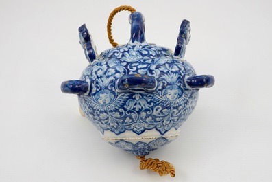 Un tr&egrave;s rare porte-pipe en fa&iuml;ence de Delft bleu et blanc, 17/18&egrave;me