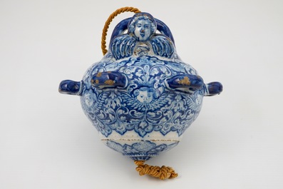 Un tr&egrave;s rare porte-pipe en fa&iuml;ence de Delft bleu et blanc, 17/18&egrave;me