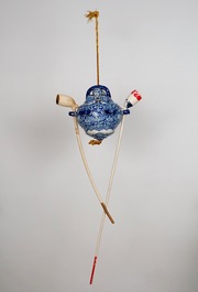 Un tr&egrave;s rare porte-pipe en fa&iuml;ence de Delft bleu et blanc, 17/18&egrave;me