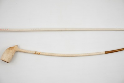 Un tr&egrave;s rare porte-pipe en fa&iuml;ence de Delft bleu et blanc, 17/18&egrave;me