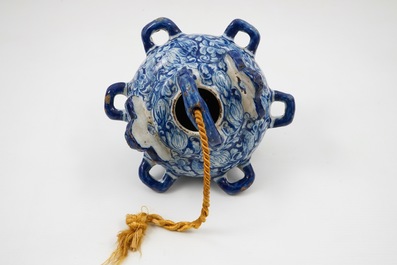 Un tr&egrave;s rare porte-pipe en fa&iuml;ence de Delft bleu et blanc, 17/18&egrave;me