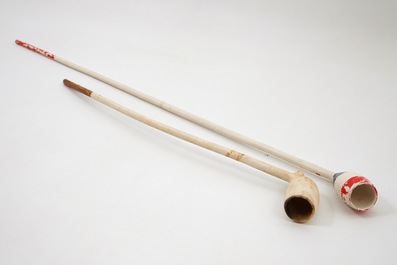 Un tr&egrave;s rare porte-pipe en fa&iuml;ence de Delft bleu et blanc, 17/18&egrave;me