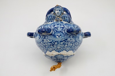 Un tr&egrave;s rare porte-pipe en fa&iuml;ence de Delft bleu et blanc, 17/18&egrave;me