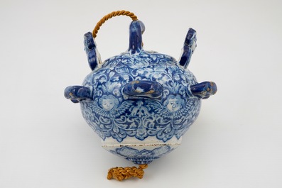 Un tr&egrave;s rare porte-pipe en fa&iuml;ence de Delft bleu et blanc, 17/18&egrave;me