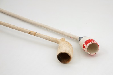 Un tr&egrave;s rare porte-pipe en fa&iuml;ence de Delft bleu et blanc, 17/18&egrave;me