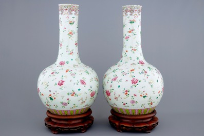 A pair of tall Chinese famille rose tianqiuping bottle vases, 19th C.