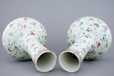 A pair of tall Chinese famille rose tianqiuping bottle vases, 19th C.