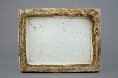 Un vase rectangulaire en porcelaine de Chine qianjiang cai aux immortels et paysages, 19/20&egrave;me